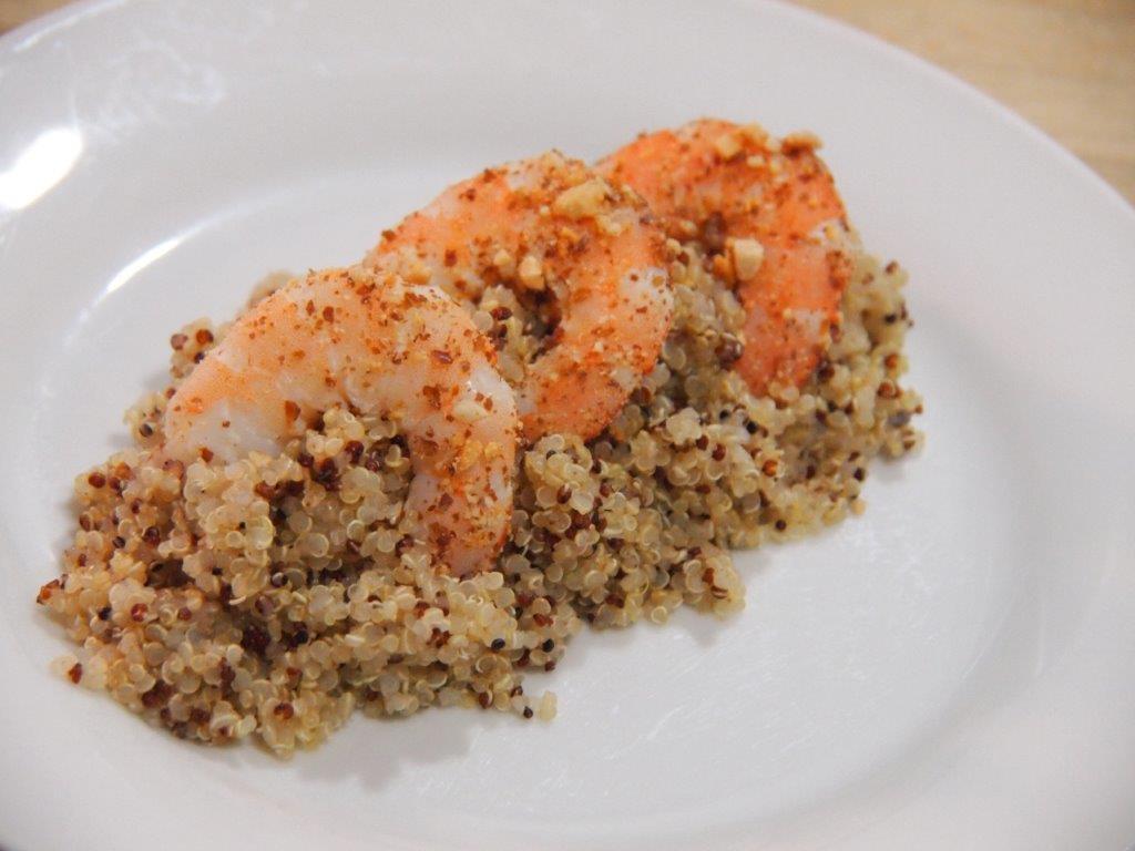 Quinoa aromatizada con langostinos y esferas de naranja 
