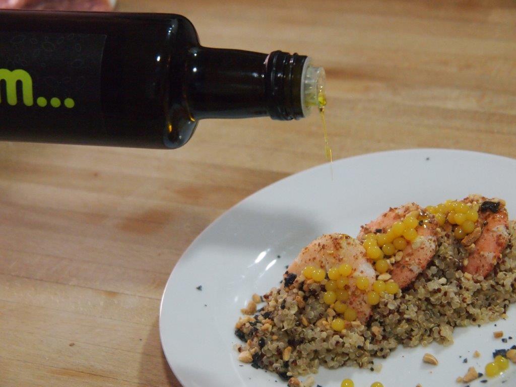 Emplatando Quinoa aromatizada con langostinos y esferas de naranja