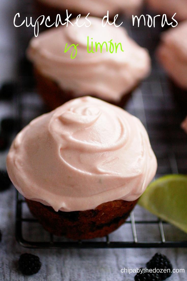 Estos cupcakes de zarzamora y limón son tiernos por dentro y con moras que explotan al darle un bocado.