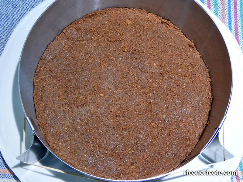 Tarta de chocolate blanco con relleno de mousse de mango