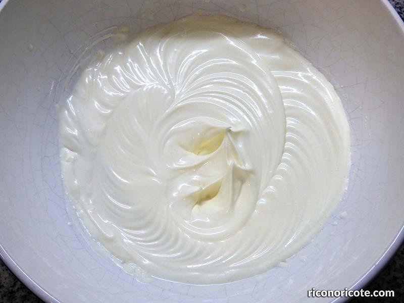 Tarta de chocolate blanco con relleno de mousse de mango