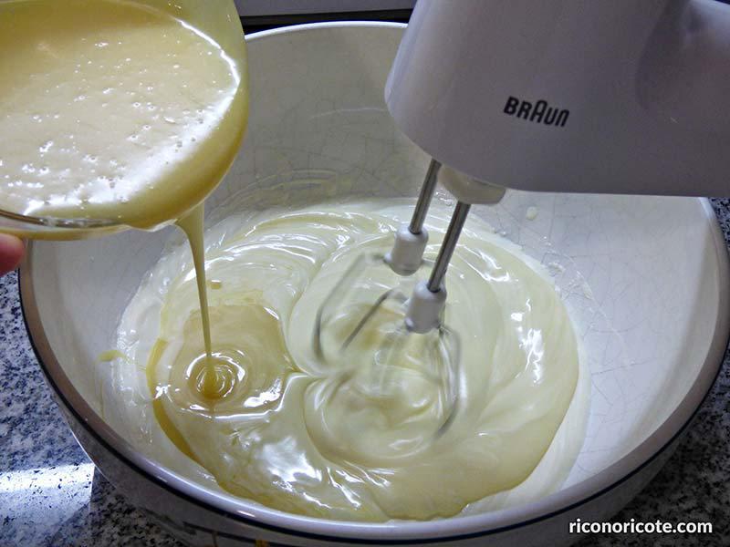 Tarta de chocolate blanco con relleno de mousse de mango