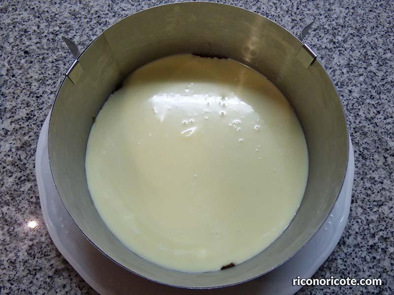 Tarta de chocolate blanco con relleno de mousse de mango