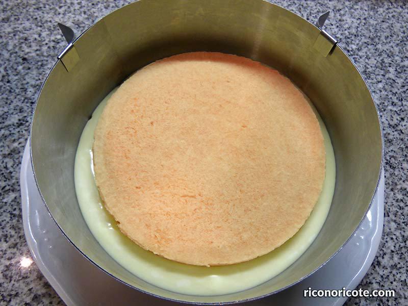 Tarta de chocolate blanco con relleno de mousse de mango