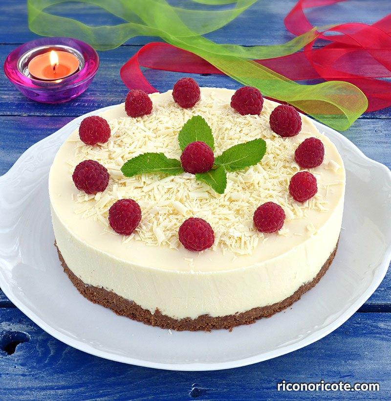 Tarta de chocolate blanco con relleno de mousse de mango