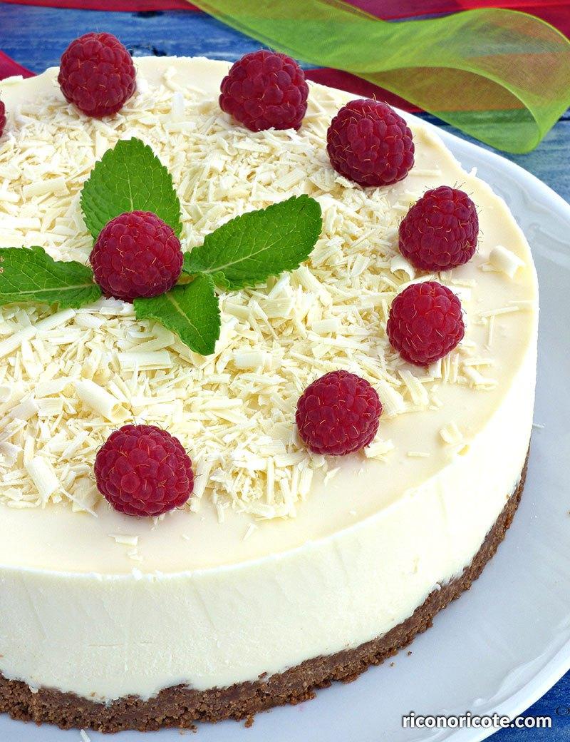 Tarta de chocolate blanco con relleno de mousse de mango