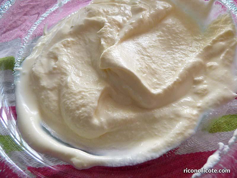 Tarta de chocolate blanco con relleno de mousse de mango