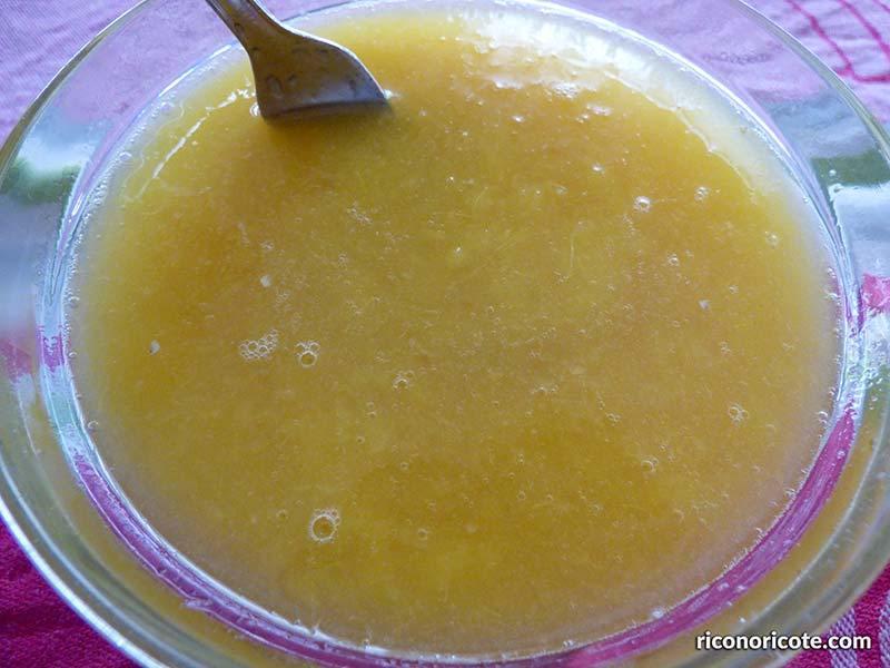 Tarta de chocolate blanco con relleno de mousse de mango