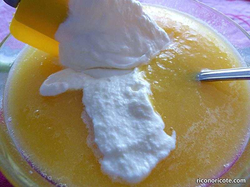 Tarta de chocolate blanco con relleno de mousse de mango