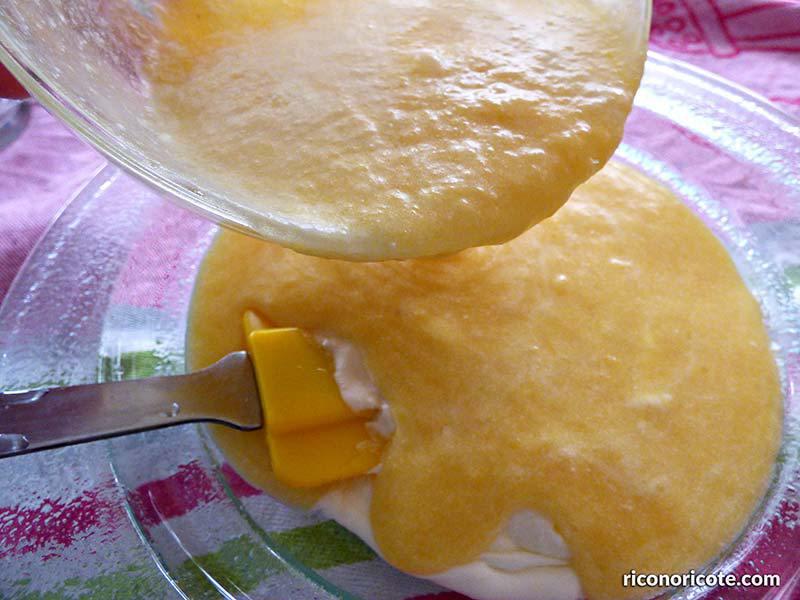 Tarta de chocolate blanco con relleno de mousse de mango
