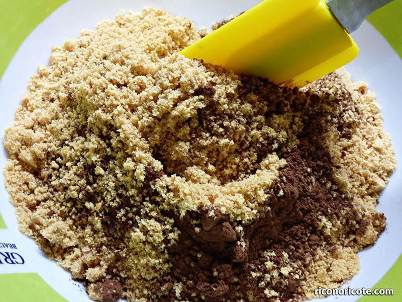 Tarta de chocolate blanco con relleno de mousse de mango