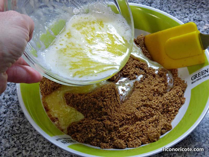 Tarta de chocolate blanco con relleno de mousse de mango