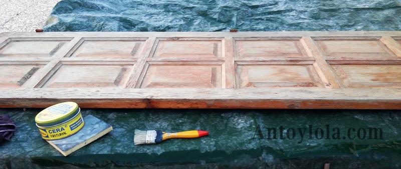 como hacer una percha con una puerta de madera