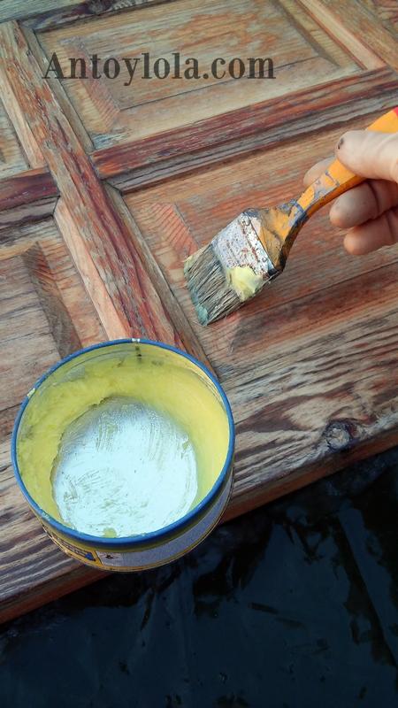 como hacer una percha con una puerta de madera