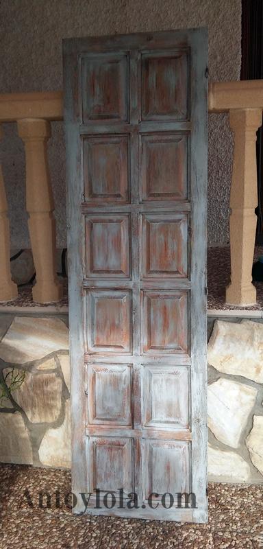 como hacer una percha con una puerta de madera