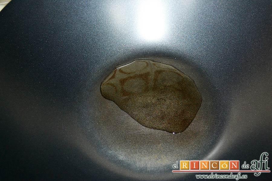 Pollo con almendras al estilo chino, calentar el wok y añadir unas gotitas de aceite de sésamo y una cucharada de aceite de oliva suave