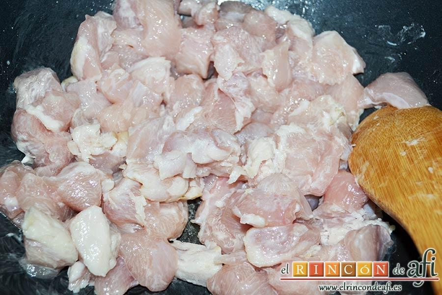 Pollo con almendras al estilo chino, cuando esté bien caliente añadimos el pollo