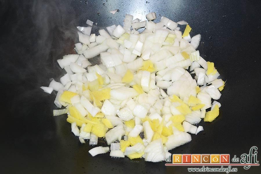 Pollo con almendras al estilo chino, tras hacer el pollo, retirar y rehogar las verduras