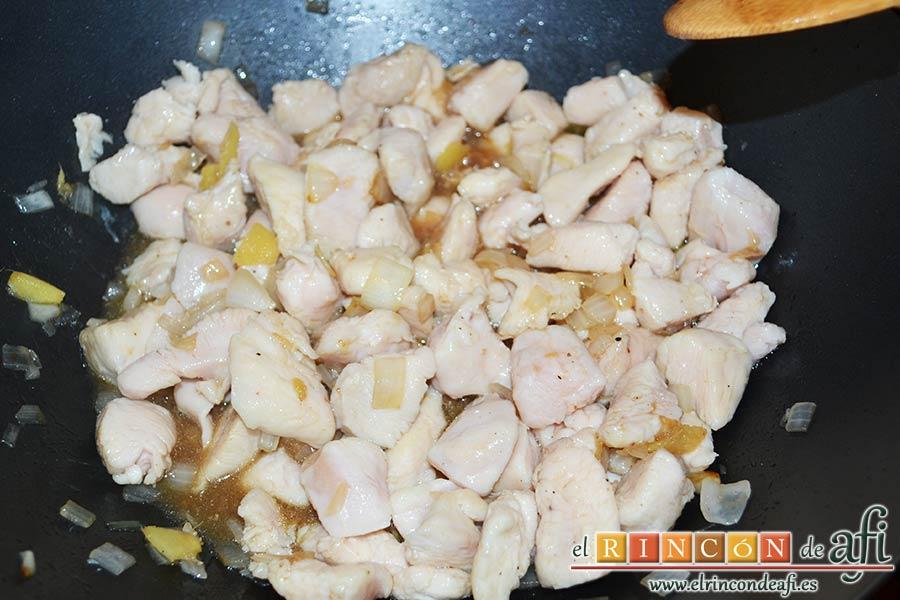 Pollo con almendras al estilo chino, añadir el pollo y la salsa