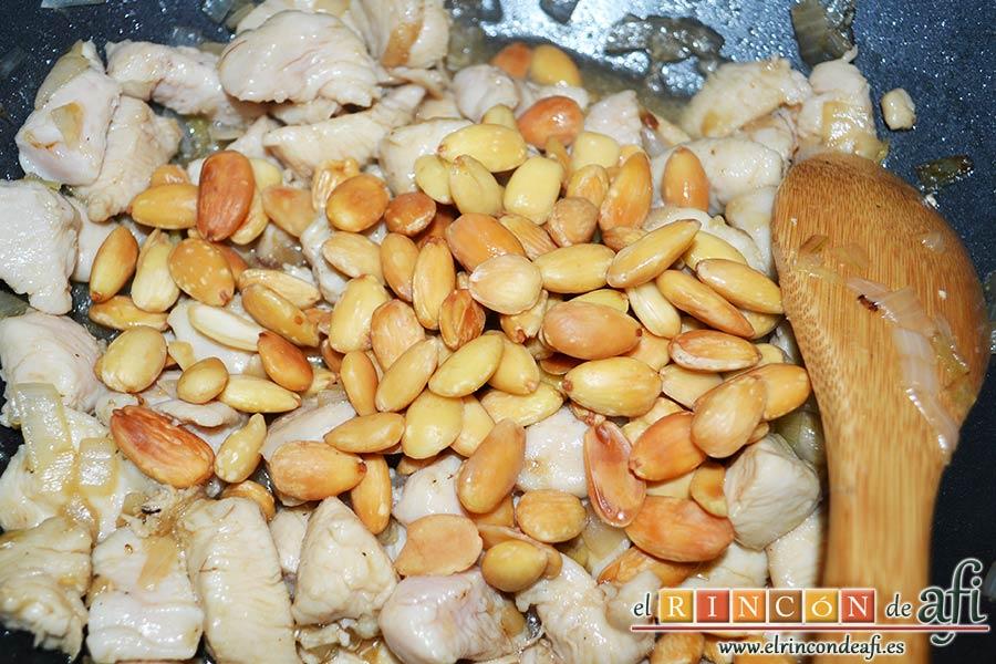 Pollo con almendras al estilo chino, añadir la almendras y remover