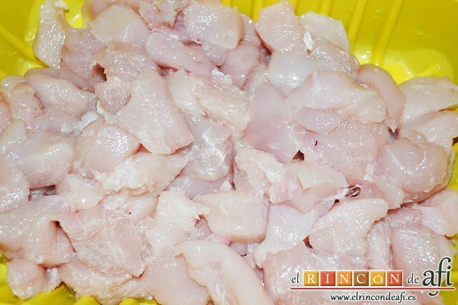 Pollo con almendras al estilo chino, remover bien y dejar reposar