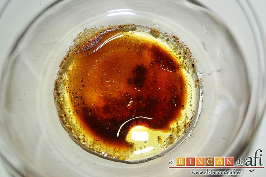 Pollo con almendras al estilo chino, mezclamos en un bol la salsa echando el vinagre de arroz, la salsa de soja, la salsa de ostras, las pimientas molidas, el azúcar, el aceite de sésamo y el agua