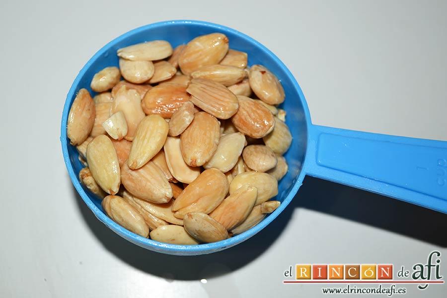 Pollo con almendras al estilo chino, tostar las almendras y reservar