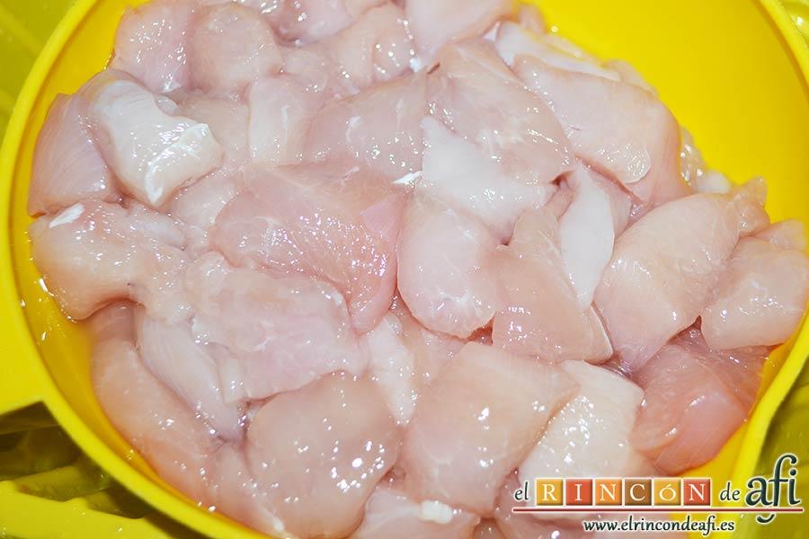 Pollo con almendras al estilo chino, lavar el pollo para quitarle el bicarbonato y escurrir