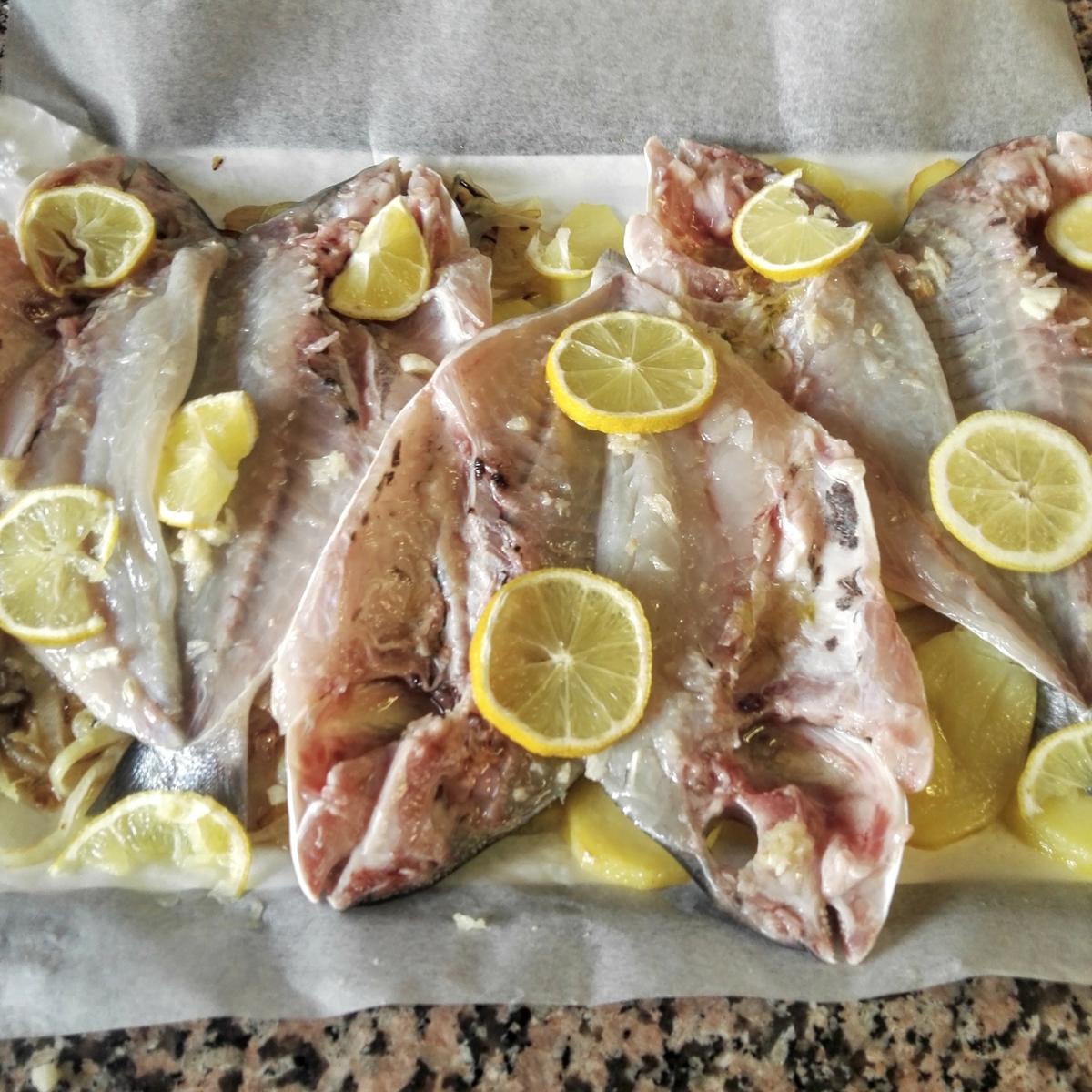 Preparando la dorada en la bandeja del horno