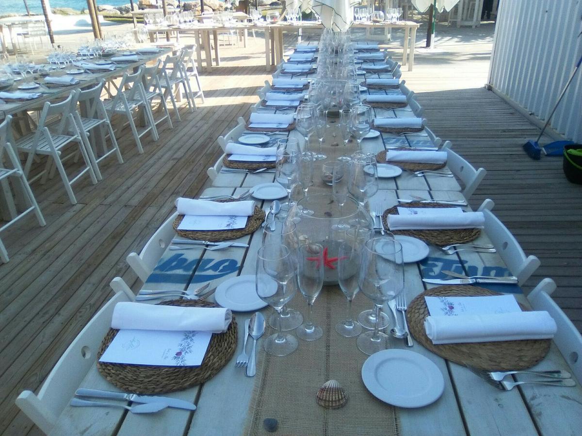 boda DIY - Mesas decoradas con un camino de mesa de yute, peceras y tarros de cristal