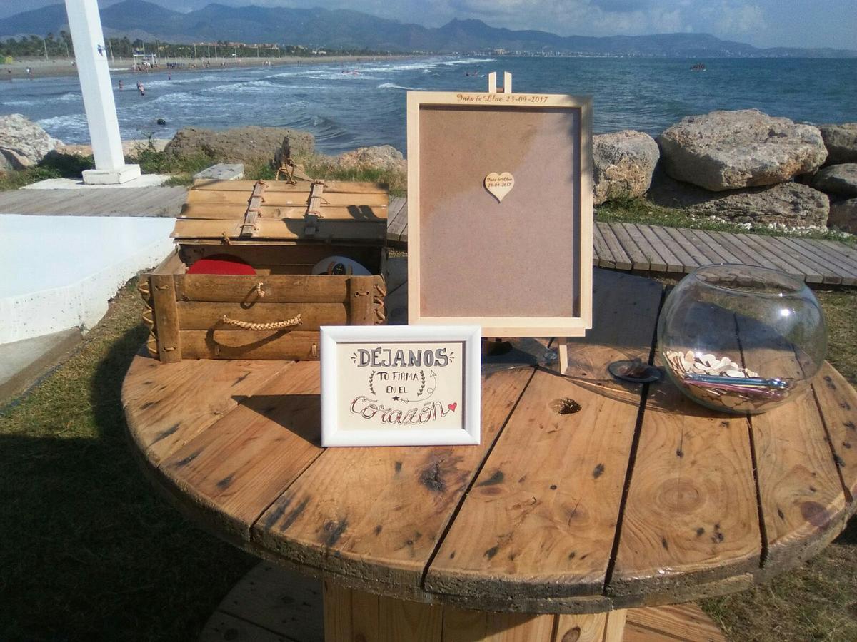 boda diy - libro de firmas original con un marco donde meter corazones.