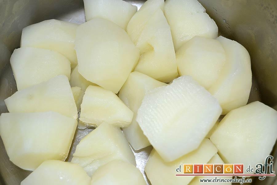 Pulpo con papas chafadas, sancochar las papas en aguas con sal y escurrir bien