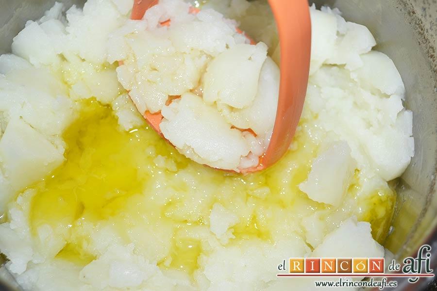 Pulpo con papas chafadas, chafar y añadir un chorro de aceite de oliva