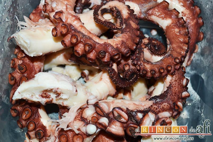 Pulpo con papas chafadas, reservar los rejos ya guisados en un recipiente
