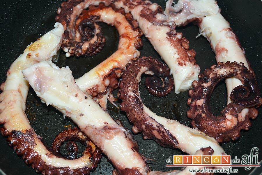 Pulpo con papas chafadas, dorarlos en una sartén con aceite de oliva