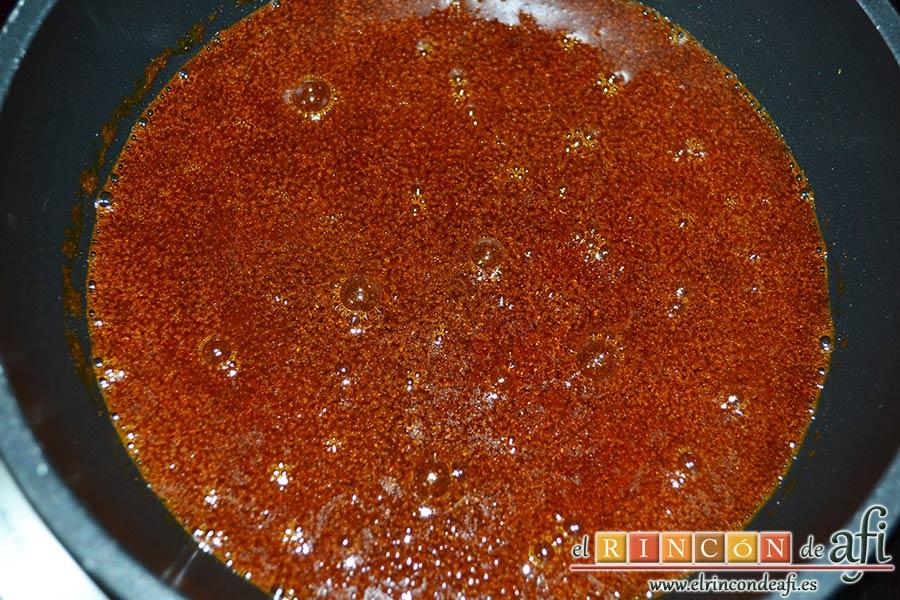 Pulpo con papas chafadas, retirar y añadir los dos tipos de pimentón