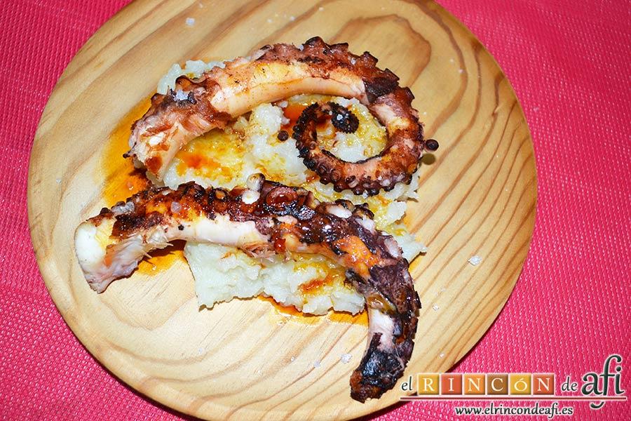 Pulpo con papas chafadas, sugerencia de presentación