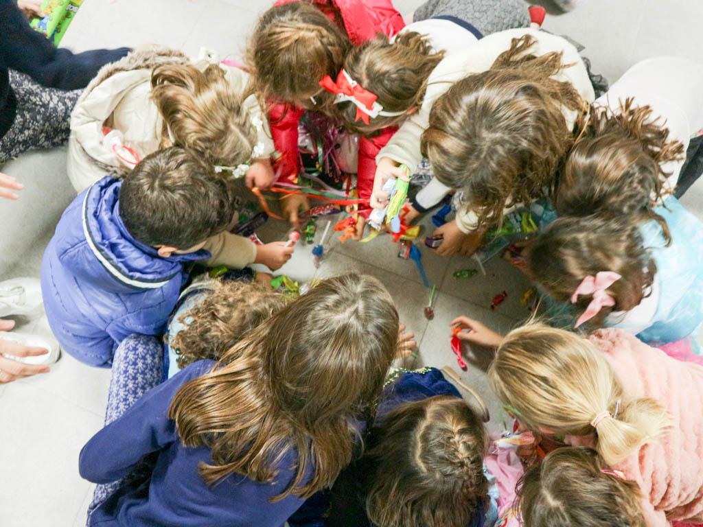 niños recogiendo sorpresas de una piñata