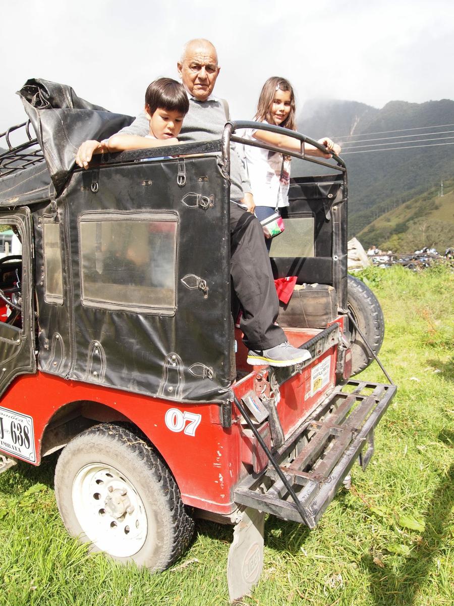 Niños viajando en Willyz al Valle de Cocora