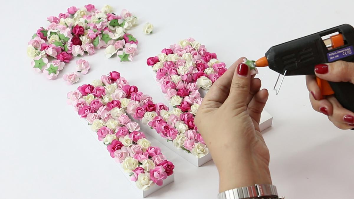 DIY DECORAR LETRAS CON FLORES DE PAPEL.Imagen fija013
