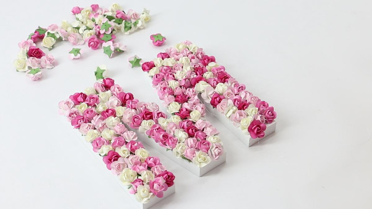 DIY DECORAR LETRAS CON FLORES DE PAPEL.Imagen fija014