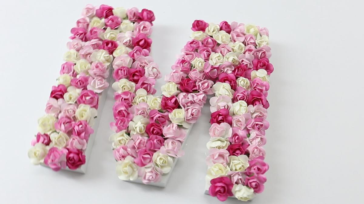 DIY DECORAR LETRAS CON FLORES DE PAPEL.Imagen fija015