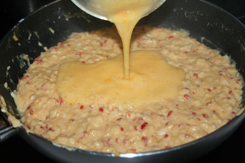 agregar-huevo-a-masa-de-croquetas