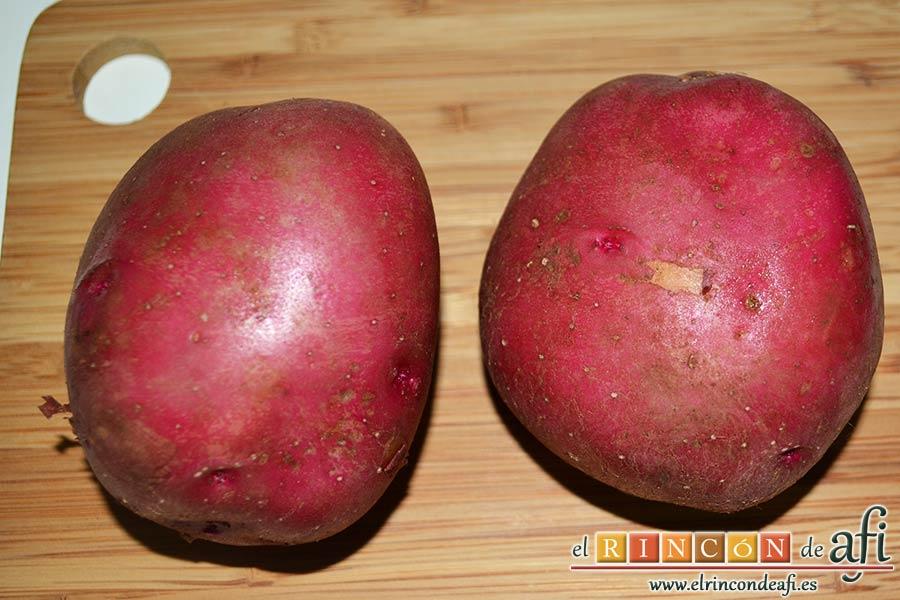 Pastelitos de papas y atún, lavar las papas y sancocharlas con piel