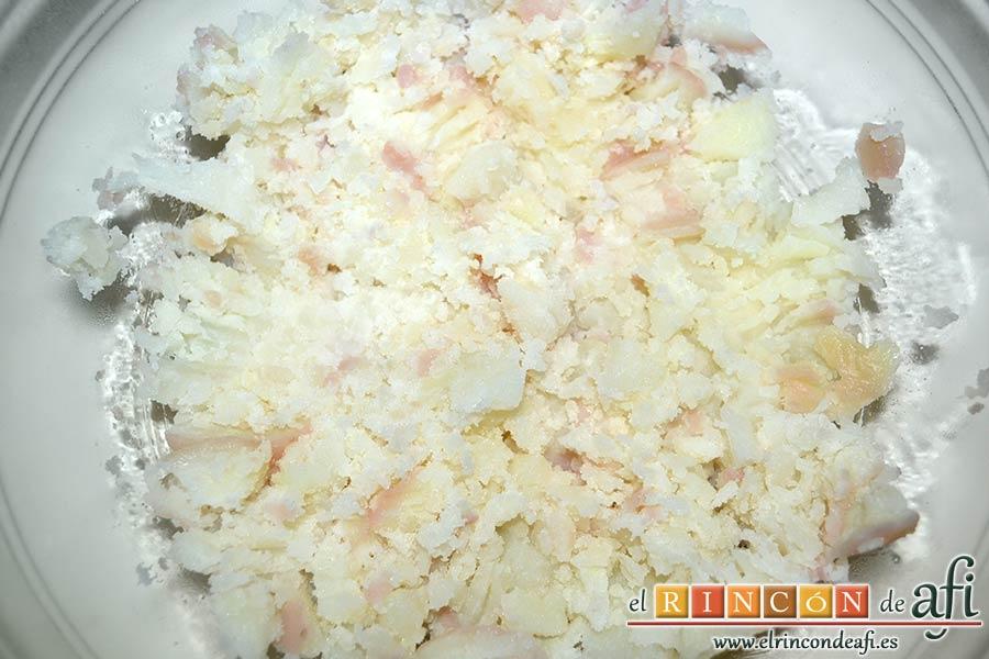 Pastelitos de papas y atún, una vez sancochadas las papas, pelarlas y machacarlas con un tenedor