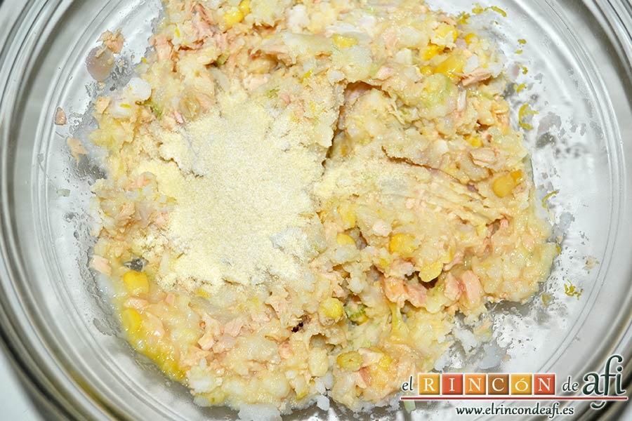 Pastelitos de papas y atún, mezclar bien y añadir el pan rallado