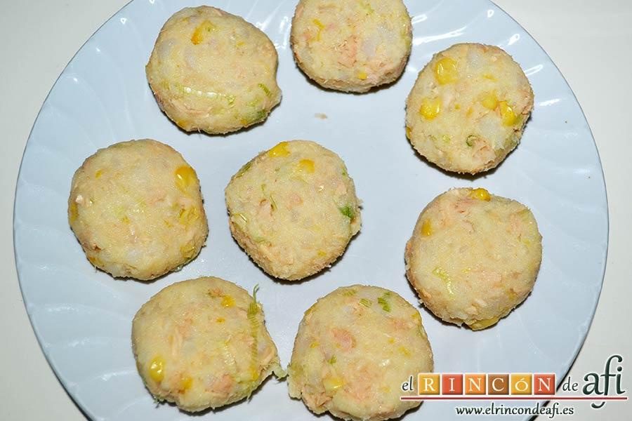Pastelitos de papas y atún, formar bolitas y compactarlas