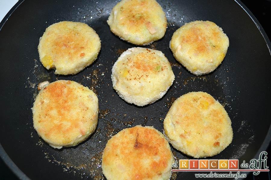 Pastelitos de papas y atún, han de quedar doradas por ambos lados