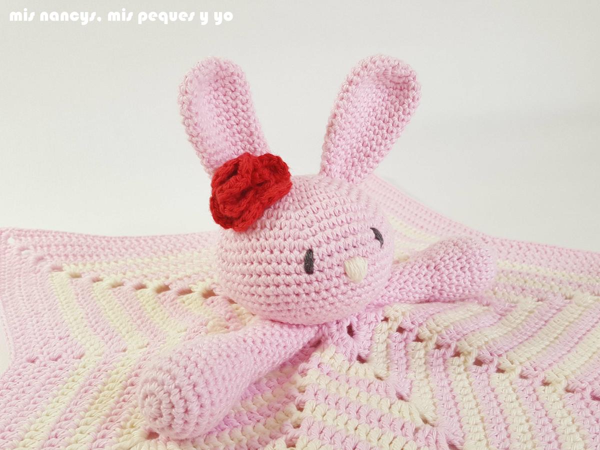 mis nancys, mis peques y yo, manta de apego con conejita amigurumi, detalle conejita amigurumi