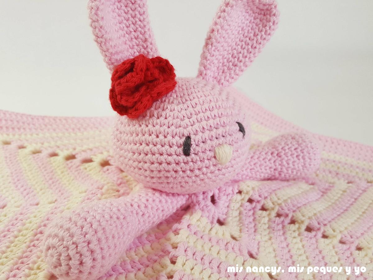 mis nancys, mis peques y yo, manta de apego con conejita amigurumi, detalle conejita amigurumi y flor de crochet